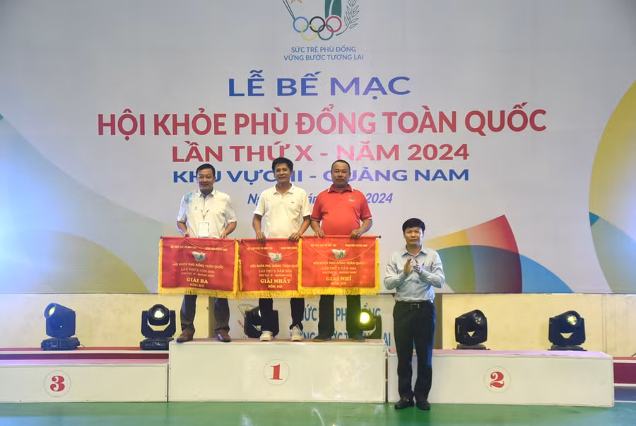 Ông Nguyễn Thanh Đề - Vụ trưởng Vụ Giáo dục Thể chất (Bộ GD&ĐT) trao cờ thưởng toàn đoàn cho các đơn vị đạt thành tích xuất sắc.