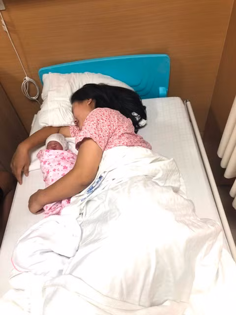 Phú Thọ: Sản phụ “đẻ rơi” bé gái nặng 3,2kg trên taxi 