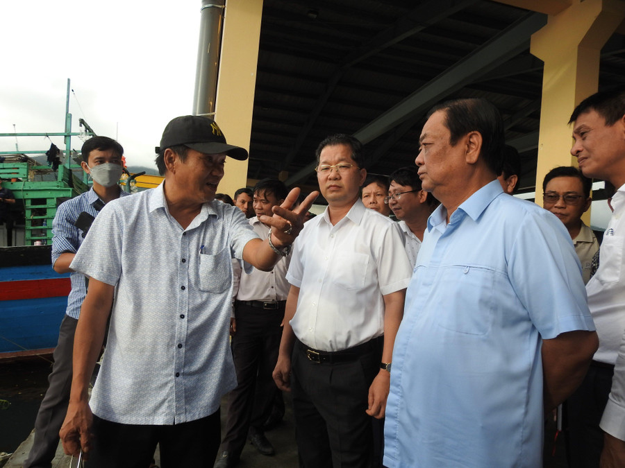 Ông Lê Minh Hoan - Bộ trưởng Bộ NN&PTNT - Phó Ban Thường trực Ban Chỉ đạo Quốc gia về phòng chống thiên tai, đi kiểm tra công tác phòng chống bão Noru tại Đà Nẵng. Ông Lê Minh Hoan - Bộ trưởng Bộ NN&PTNT - Phó Ban Thường trực Ban Chỉ đạo Quốc gia về phòng chống thiên tai, đi kiểm tra công tác phòng chống bão Noru tại Đà Nẵng.