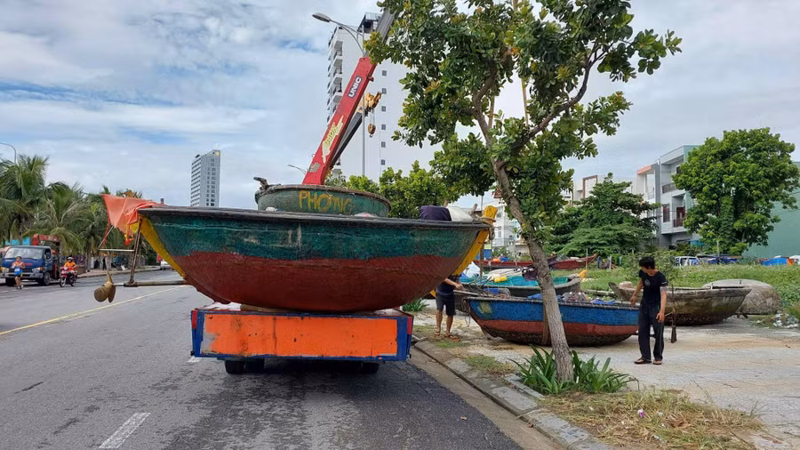 Ngư dân thuê cẩu để đưa thuyền thúng lên bờ. Ngư dân thuê cẩu để đưa thuyền thúng lên bờ.