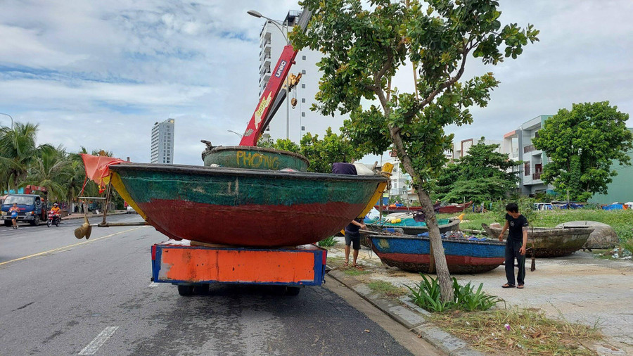 Ngư dân thuê cẩu để đưa thuyền thúng lên bờ. Ngư dân thuê cẩu để đưa thuyền thúng lên bờ.