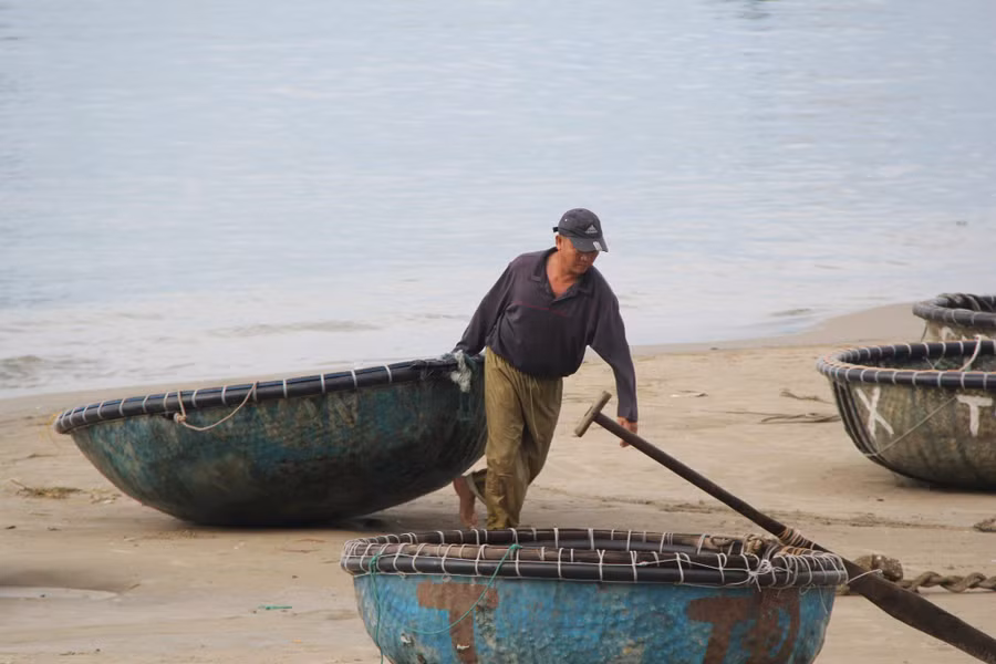 Đưa thuyền thúng lên bờ tránh bão Noru. Đưa thuyền thúng lên bờ tránh bão Noru.