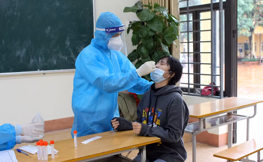 Lấy mẫu xét nghiệm Covid-19 cho học sinh trường THPT Chu Văn An, thành phố Thái Nguyên