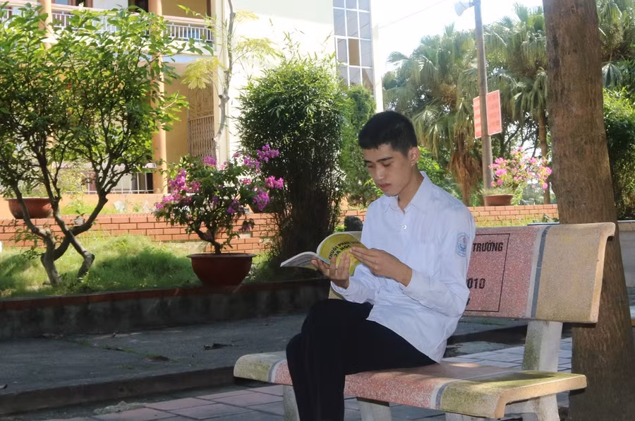 Em Nguyễn Quang Tuyến, nam sinh xuất sắc của trường THPT Sông Công, Thái Nguyên.