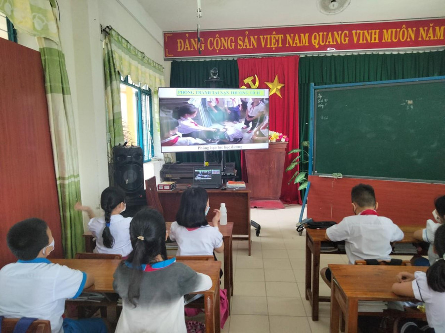 Học sinh Trường Tiểu học Quang Trung (quận Sơn Trà, TP. Đà Nẵng) xem những đoạn phim ngắn về phòng chống bạo lực học đường. Học sinh Trường Tiểu học Quang Trung (quận Sơn Trà, TP. Đà Nẵng) xem những đoạn phim ngắn về phòng chống bạo lực học đường.