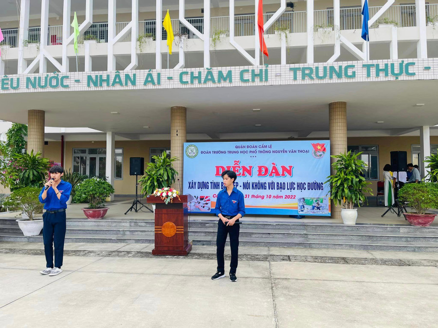 Học sinh tham gia diễn đàn xây dựng tình bạn đẹp - nói không với bạo lực học đường ở Trường THPT Nguyễn Văn Thoại. Học sinh tham gia diễn đàn xây dựng tình bạn đẹp - nói không với bạo lực học đường ở Trường THPT Nguyễn Văn Thoại.
