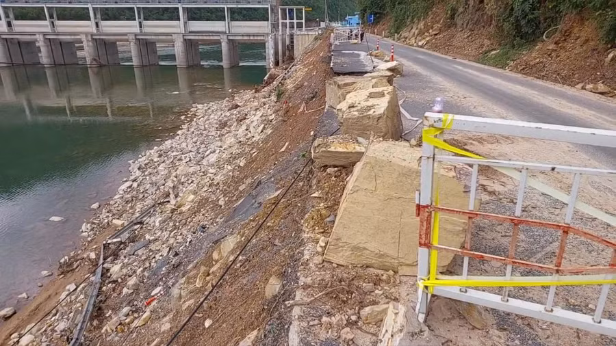 Nhiều vị trí trên tuyến đường ĐT601 bị sạt lở, hư hỏng sau trận mưa lớn đêm 14/10.