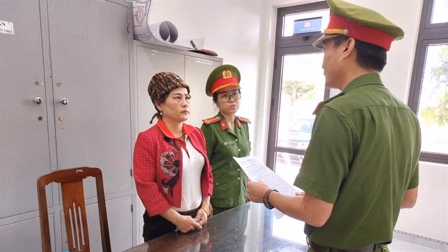 Công an tống đạt quyết định khởi tố vụ án, khởi tố bị can. Ảnh: Công an. 