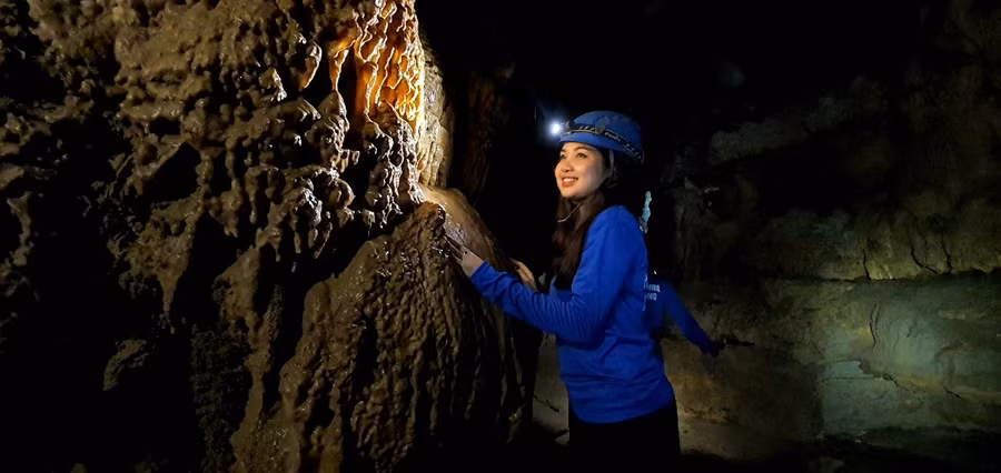 Du khách chụp hình bên những khối nhũ đá lung linh.