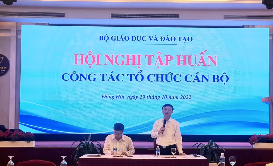 Vụ trưởng Vụ Tổ chức cán bộ, Bộ GD&amp;ĐT - Nguyễn Viết Lộc giải đáp các câu hỏi của các đại biểu.