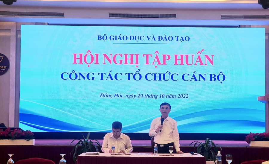 Vụ trưởng Vụ Tổ chức cán bộ, Bộ GD&ĐT - Nguyễn Viết Lộc giải đáp các câu hỏi của các đại biểu. Vụ trưởng Vụ Tổ chức cán bộ, Bộ GD&ĐT - Nguyễn Viết Lộc giải đáp các câu hỏi của các đại biểu.