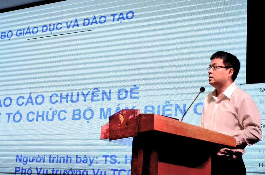 Phó Vụ trưởng Vụ Tổ chức cán bộ, Bộ GD&ĐT - Hoàng Bách Việt trình bày các nội dung về tổ chức bộ máy. Phó Vụ trưởng Vụ Tổ chức cán bộ, Bộ GD&ĐT - Hoàng Bách Việt trình bày các nội dung về tổ chức bộ máy.