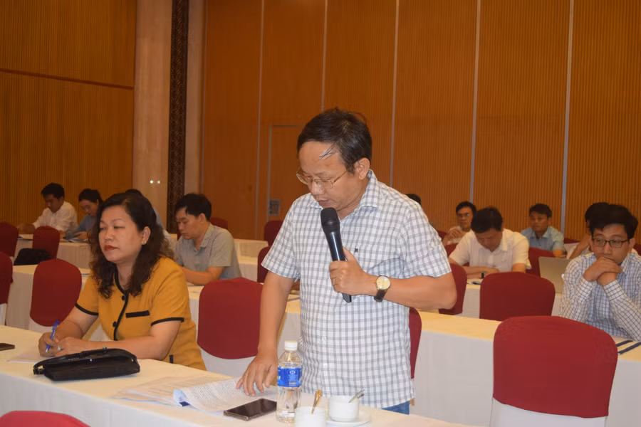 Đại diện đến từ Trường Đại học Nha Trang đặt câu hỏi tham luận tại Hội nghị.