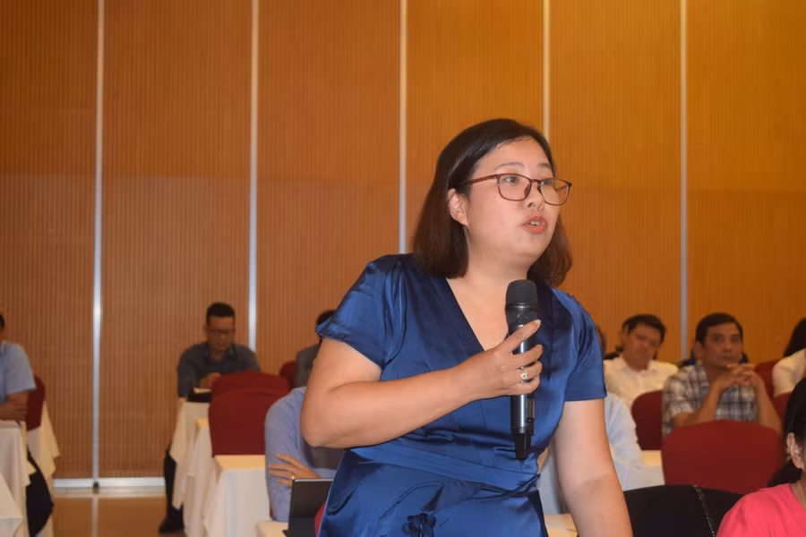 Đại biểu đến từ Trường đại học Sư phạm Thái Nguyên đặt câu hỏi thảo luận tại Hội nghị về công tác cán bộ.