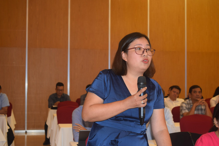Đại biểu đến từ Trường đại học Sư phạm Thái Nguyên đặt câu hỏi thảo luận tại Hội nghị về công tác cán bộ. Đại biểu đến từ Trường đại học Sư phạm Thái Nguyên đặt câu hỏi thảo luận tại Hội nghị về công tác cán bộ.