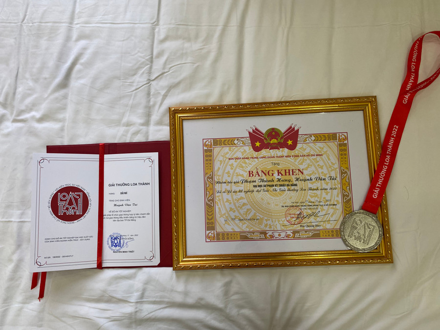 Bằng khen thành tích của 2 sinh viên Phạm Thành Hưng và Huỳnh Văn Tài. Bằng khen thành tích của 2 sinh viên Phạm Thành Hưng và Huỳnh Văn Tài.