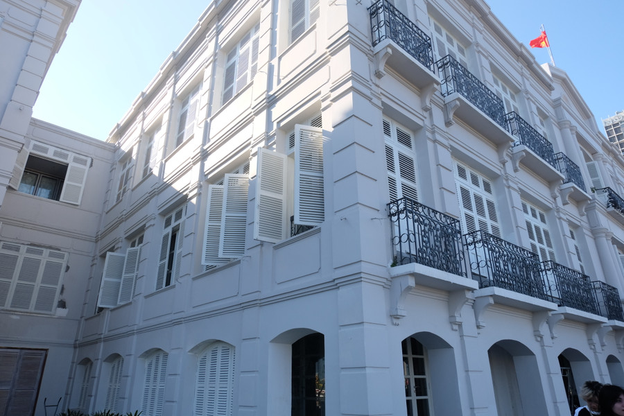 Khung cửa sổ vẫn được giữ y nguyên, đậm nét công trình cổ kính. Ảnh: Hoàng Vinh. Khung cửa sổ vẫn được giữ y nguyên, đậm nét công trình cổ kính. Ảnh: Hoàng Vinh.