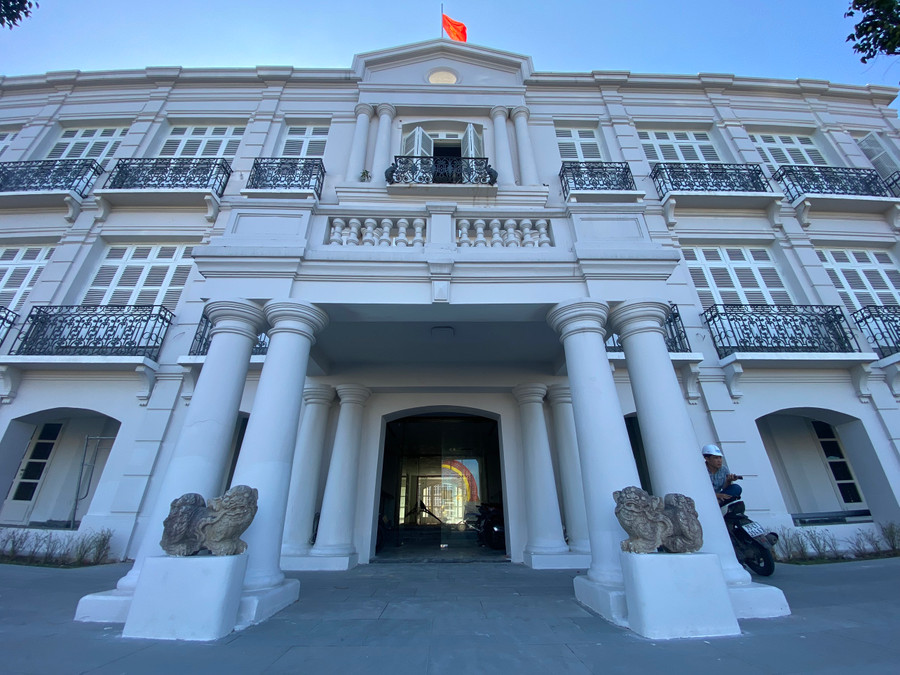 Tòa Đốc lý hay còn gọi là Tòa thị chính (số 42 Bạch Đằng) có tuổi đời hơn 120 năm tuổi, được thực dân Pháp xây dựng. Sau giải phóng, Tòa Đốc lý là trụ sở UBND tỉnh Quảng Nam - Đà Nẵng. Tòa Đốc lý hay còn gọi là Tòa thị chính (số 42 Bạch Đằng) có tuổi đời hơn 120 năm tuổi, được thực dân Pháp xây dựng. Sau giải phóng, Tòa Đốc lý là trụ sở UBND tỉnh Quảng Nam - Đà Nẵng.