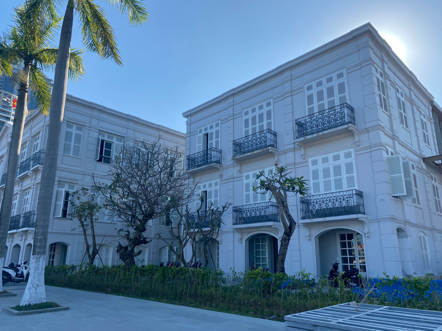 Hiện 2 khối nhà mặt tiền trên đường Bạch Đằng đã được sơn xanh ngả trắng. Tạo sự thu hút hơn sự chú ý của người dân.Ảnh: Hoàng Vinh. Hiện 2 khối nhà mặt tiền trên đường Bạch Đằng đã được sơn xanh ngả trắng. Tạo sự thu hút hơn sự chú ý của người dân.Ảnh: Hoàng Vinh.