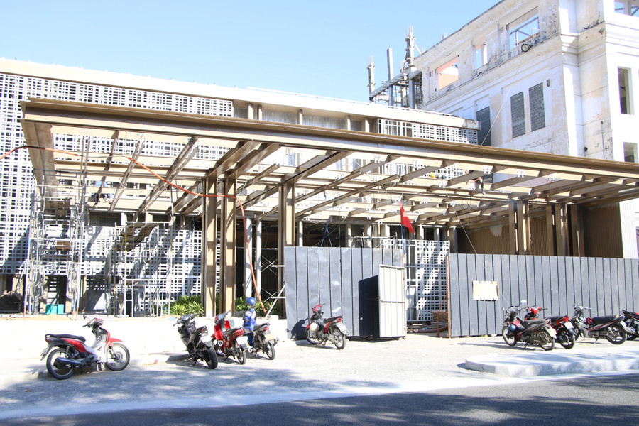 Hiện nay, ở khu vực khối nhà xây mới phía đường Trần Phú cũng đang được các công nhân tất bật thi công. Hình hài của khối nhà với những tấm đan lớn cũng thu hút sự chú ý của nhiều người, hứa hẹn sẽ là điểm check – in lý tưởng của TP.Đà Nẵng trong thời gian tới. Ảnh: Hoàng Vinh. Hiện nay, ở khu vực khối nhà xây mới phía đường Trần Phú cũng đang được các công nhân tất bật thi công. Hình hài của khối nhà với những tấm đan lớn cũng thu hút sự chú ý của nhiều người, hứa hẹn sẽ là điểm check – in lý tưởng của TP.Đà Nẵng trong thời gian tới. Ảnh: Hoàng Vinh.