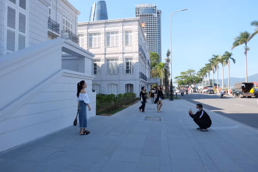 Tòa Đốc lý sau khi "khoác" lên mình màu sơn mới đã trở thành điểm check-in đầy thú vị của nhiều bạn trẻ và du khách. Ảnh: Hoàng Vinh.