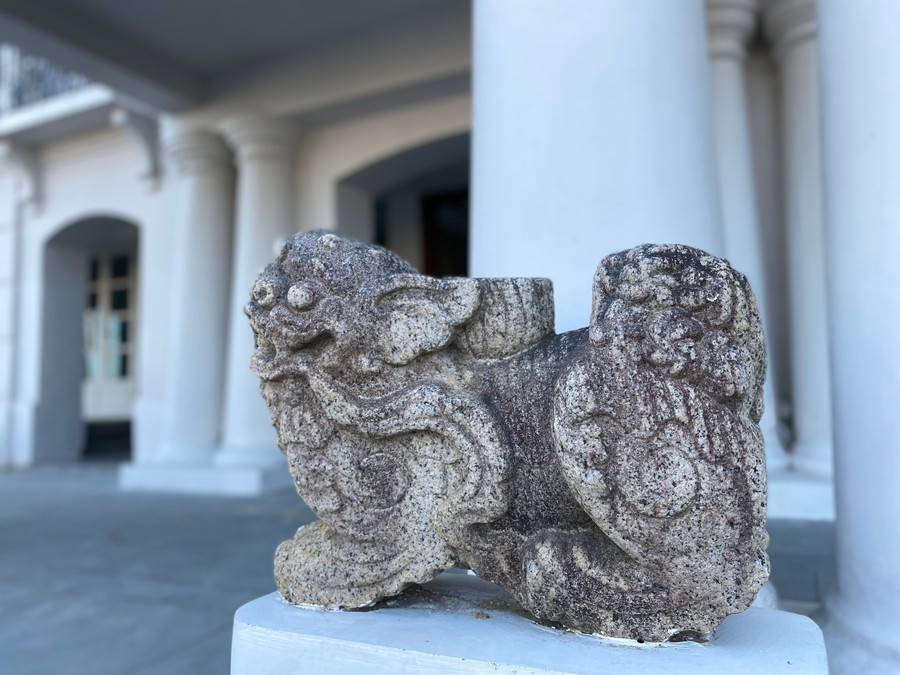 Một tượng đá phía trước Tòa Đốc lý. Ảnh: Hoàng Vinh. Một tượng đá phía trước Tòa Đốc lý. Ảnh: Hoàng Vinh.