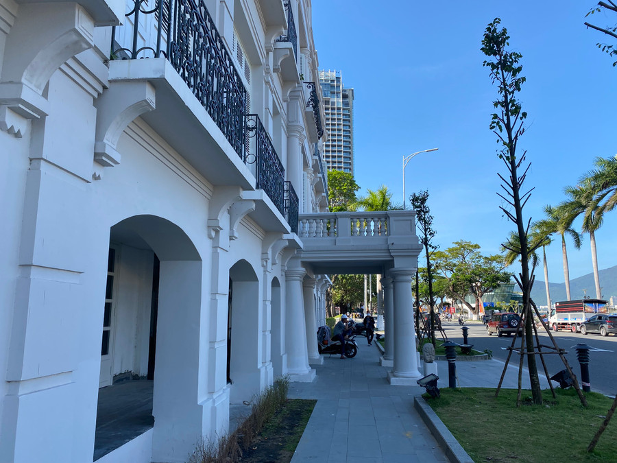 Lối đi bộ đi ngang qua phía trước Tòa nhà. Ảnh: Hoàng Vinh. Lối đi bộ đi ngang qua phía trước Tòa nhà. Ảnh: Hoàng Vinh.