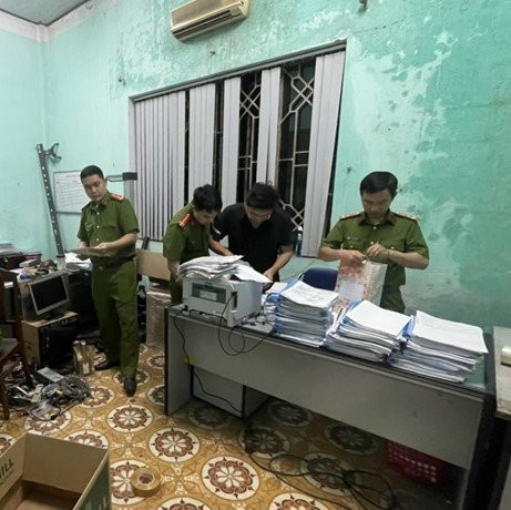 Cơ quan công an khám xét nơi làm việc tại Trung tâm đăng kiểm. Ảnh: Công an TP. Đà Nẵng. Cơ quan công an khám xét nơi làm việc tại Trung tâm đăng kiểm. Ảnh: Công an TP. Đà Nẵng.