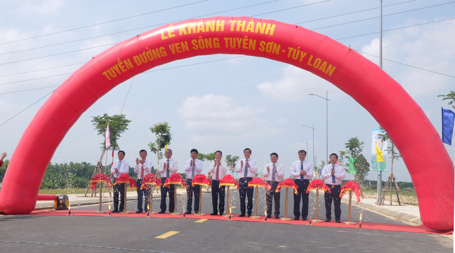 Lãnh đạo TP. Đà Nẵng cắt băng khánh thành. Ảnh: Hoàng Vinh.