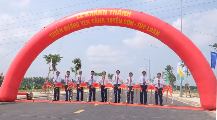 Lãnh đạo TP. Đà Nẵng cắt băng khánh thành. Ảnh: Hoàng Vinh.