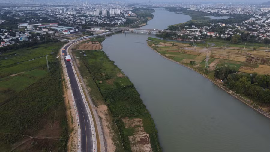 Tuyến đường ven sông Tuyên Sơn - Túy Loan. Ảnh: Sơn Đoàn. 