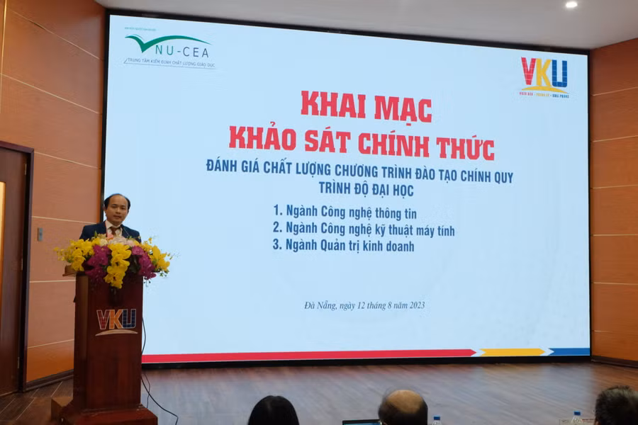 PGS.TS Huỳnh Công Pháp - Hiệu trưởng Trường VKU phát biểu tại buổi khai mạc khảo sát chính thức. Ảnh: Hoàng Vinh.