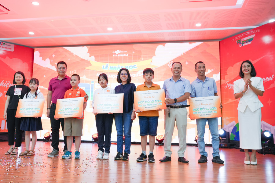 FPT Schools Đà Nẵng trao Học bổng toàn cấp học 2023-2027 cho học sinh lớp 6. Ảnh: Trường TH&THCS FPT Đà Nẵng.