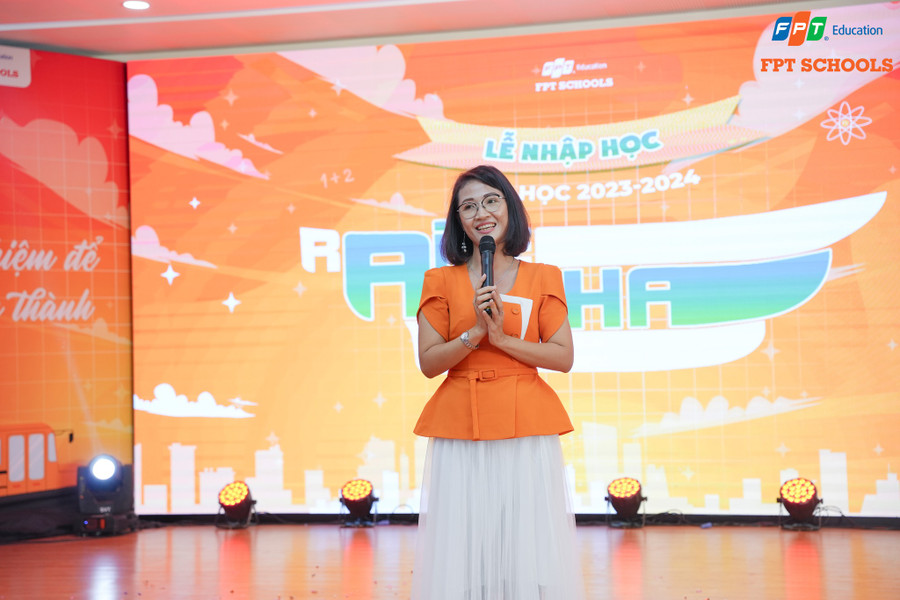 Cô Nguyễn Thị Kiều Ngân - Giám đốc Khối TH&THCS FPT Đà Nẵng phát biểu tại Lễ nhập học 2023-2024. Ảnh: Trường TH&THCS FPT Đà Nẵng.