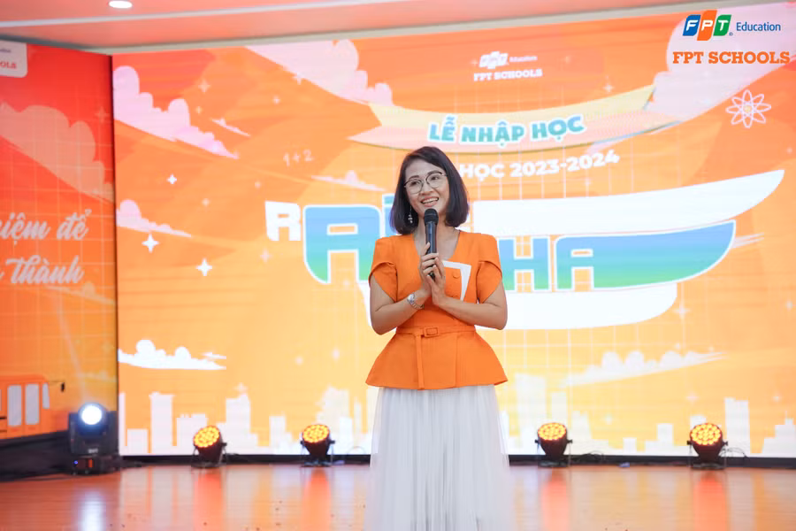 Cô Nguyễn Thị Kiều Ngân - Giám đốc Khối TH&THCS FPT Đà Nẵng phát biểu tại Lễ nhập học 2023-2024. Ảnh: Trường TH&THCS FPT Đà Nẵng.