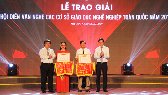 Trao giải chương trình xuất sắc nhất cho Đoàn trường CĐ nghệ thuật Hà Nội và trường CĐ Y tế Hà Tĩnh Trao giải chương trình xuất sắc nhất cho Đoàn trường CĐ nghệ thuật Hà Nội và trường CĐ Y tế Hà Tĩnh