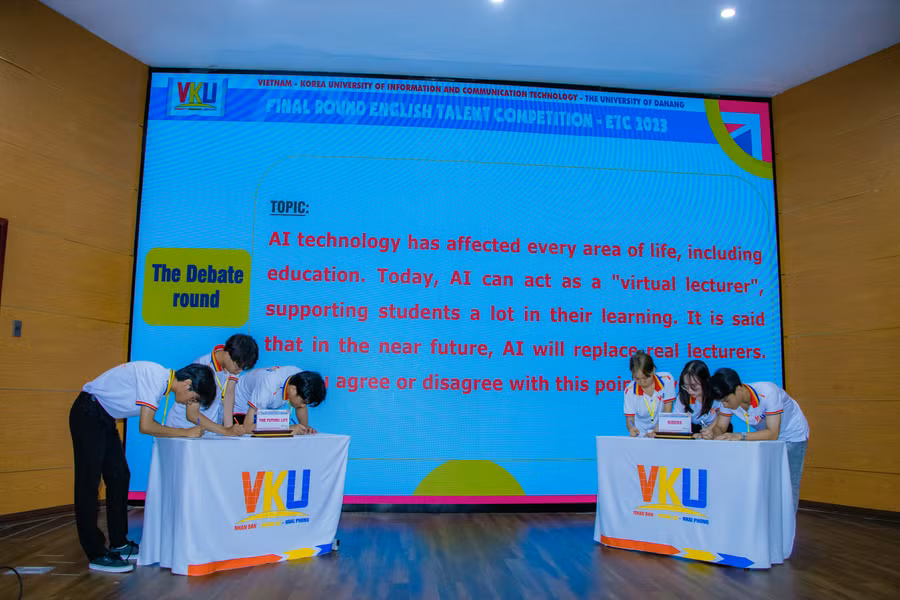 Mỗi đội thi phải thể hiện khả năng giao tiếp. Ảnh: Hoàng Vinh.