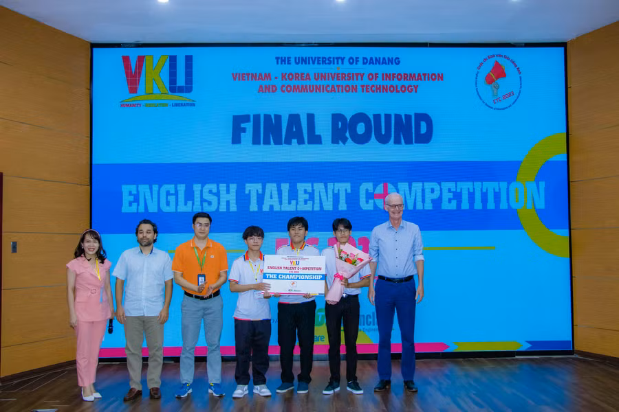 Ban tổ chức trao giải Nhất cho đội The Future Life. Ảnh: Hoàng Vinh.