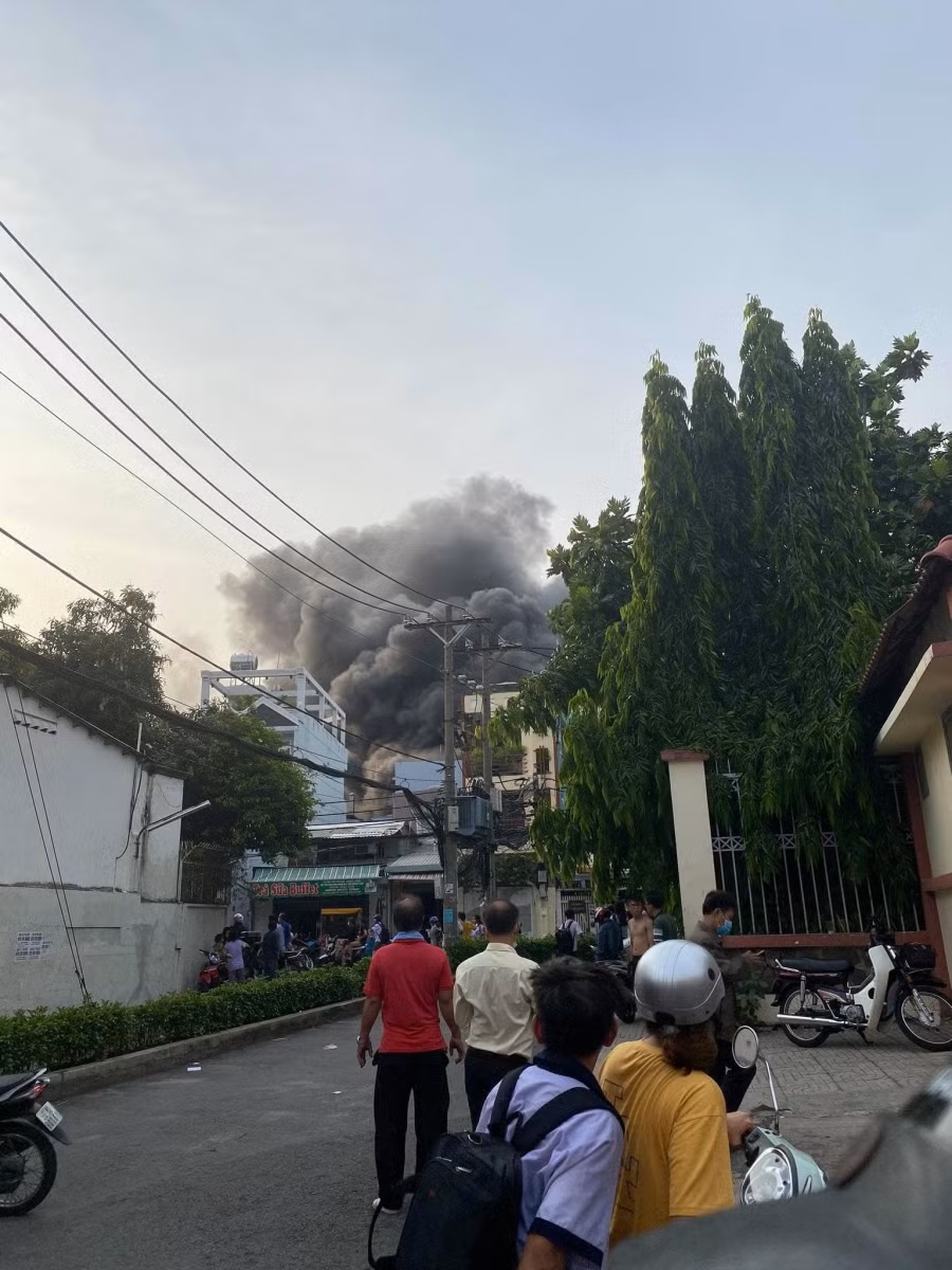 Hiện trường vụ cháy cách Trường THCS&amp; THPT Lê Anh Xuân vài chục mét (Ảnh: Quận 11)