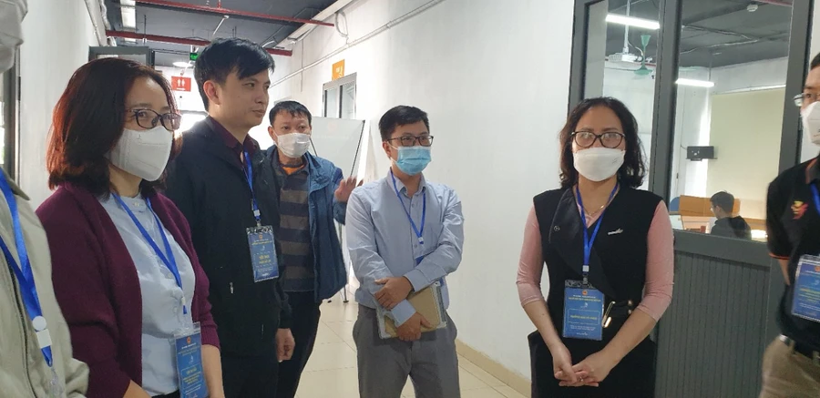 Bà Nguyễn Thị Việt Hương trao đổi với chuyên gia và lãnh đạo trường Cao đẳng FPT Polytechnic