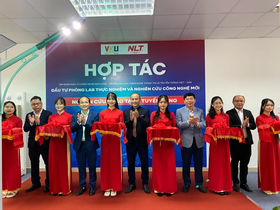 Thực hiện nghi thức cắt băng khánh thành phòng Lab.