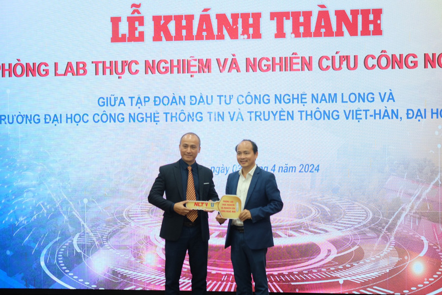 TS. Bùi Hữu Phú – Chủ tịch Tập đoàn Đầu tư Công nghệ Nam Long trao chìa khoá Phòng Lab cho PGS.TS Huỳnh Công Pháp - Hiệu trưởng Trường VKU.