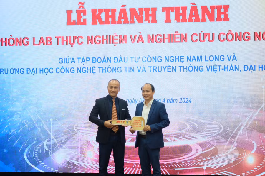 TS. Bùi Hữu Phú – Chủ tịch Tập đoàn Đầu tư Công nghệ Nam Long trao chìa khoá Phòng Lab cho PGS.TS Huỳnh Công Pháp - Hiệu trưởng Trường VKU.