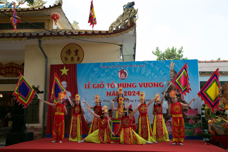 Các tiết mục văn nghệ tại buổi lễ. (Ảnh: Phúc Minh).