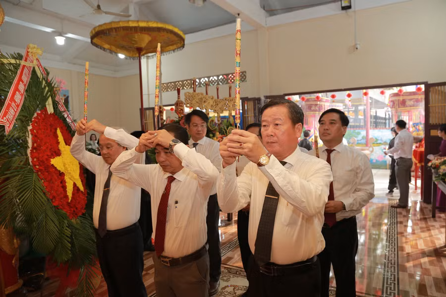 Lãnh đạo tỉnh Đồng Nai dâng hương lễ Quốc tổ Hùng Vương. (Ảnh: Phúc Minh).