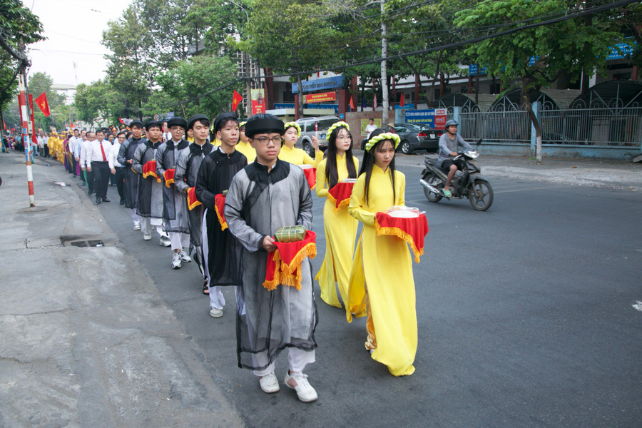 Đội hình nam, nữ thiếu niên chuẩn bị dâng bánh chưng, bánh dày lên Vua Hùng tại Đền thờ Quốc Tổ Hùng Vương. (Ảnh: Phúc Minh).