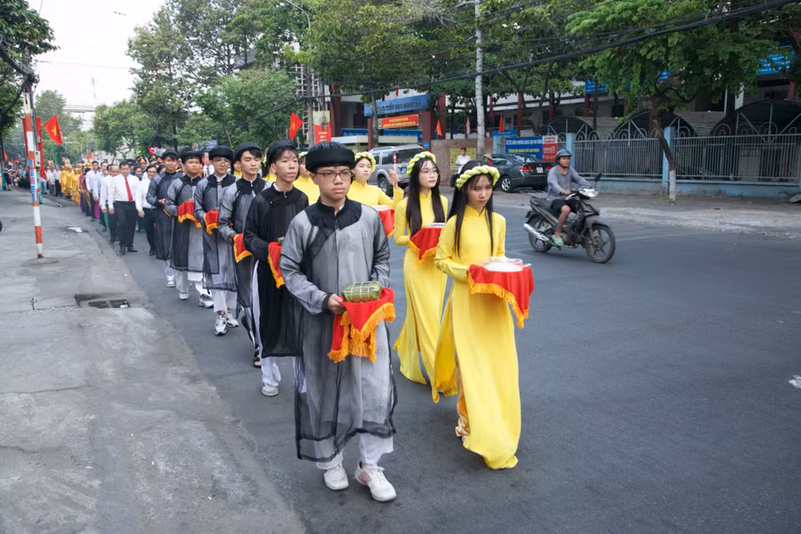 Đội hình nam, nữ thiếu niên chuẩn bị dâng bánh chưng, bánh dày lên Vua Hùng tại Đền thờ Quốc Tổ Hùng Vương. (Ảnh: Phúc Minh).