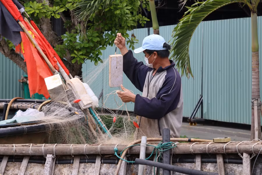 Theo ghi nhận của PV tại khu vực ven biển quận Sơn Trà (TP Đà Nẵng), sáng 10/9 trời đã bắt đầu có mây mù và mưa rải rác do ảnh hưởng của bão số 5. Do trong thời điểm giãn cách xã hội, nên nhiều ngư dân đã được tạo điều kiện để xuống biển thu dọn ngư lưới cụ, giằng néo thuyền thúng, chằng chống nhà cửa để chuẩn bị ứng phó với cơn bão số 5.