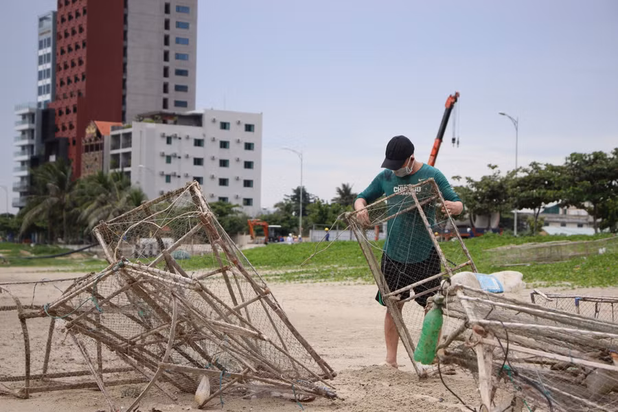 Hối hả thu dọn ngư lưới cụ trước ảnh hưởng của bão số 5.