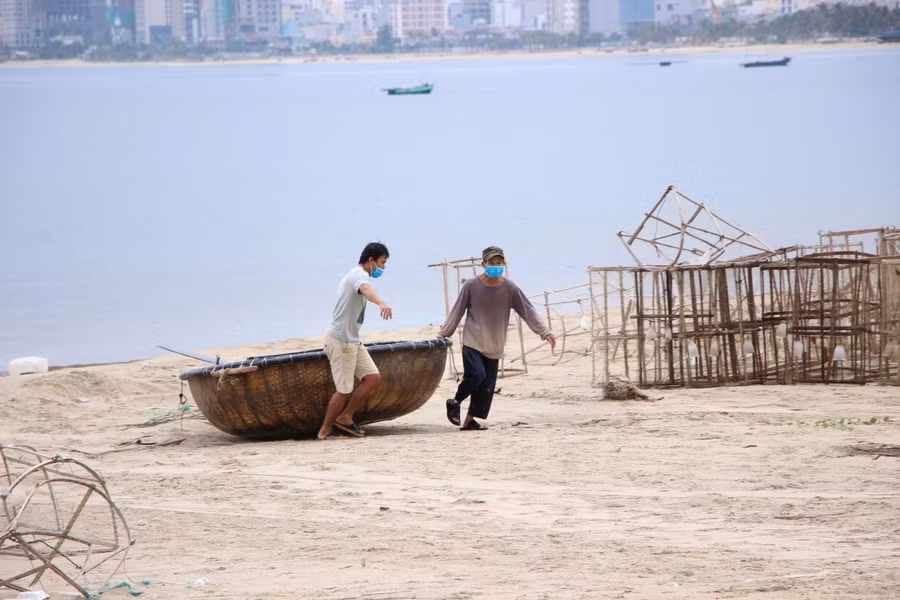 Ông Hồ Nhơn (trú phường Thọ Quang) cho hay sáng nay được các chốt kiểm soát tạo điều kiện để ra biển thu dọn thuyền thúng. Theo ông Nhơn, lực lượng dân phòng đã hỗ trợ rất nhiệt tình. Lãnh đạo phường cũng cho phép đi mua các vật dụng cần thiết cho việc chống bão.